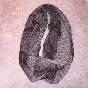 henri bendel women’s scarf